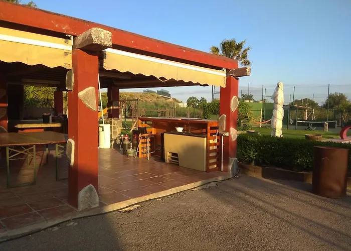 Villa de tres casas con padel y piscina