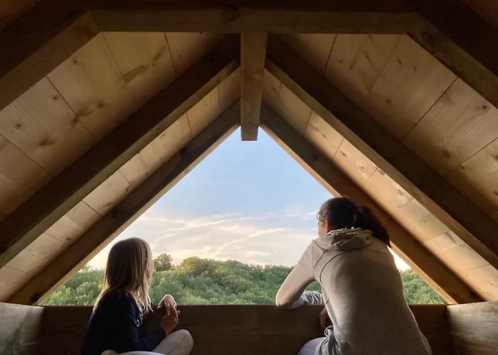 Cabane Bivouac avec échelle à l'ombre des chênes