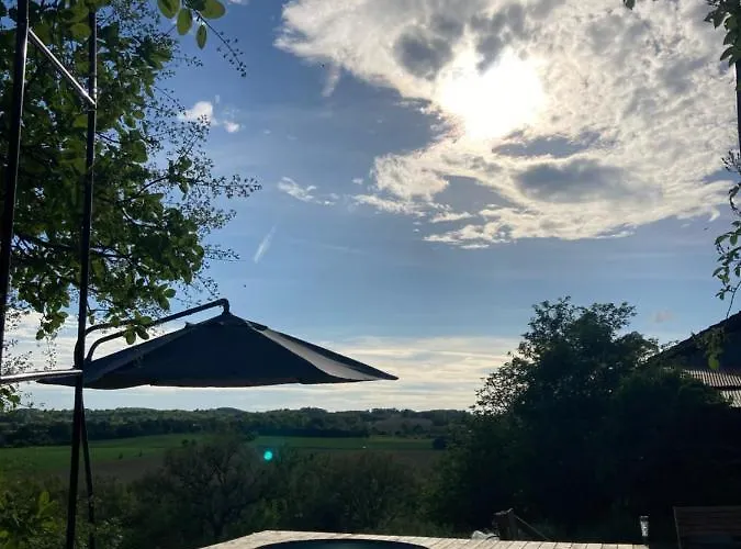 Cabane Bivouac avec échelle à l'ombre des chênes