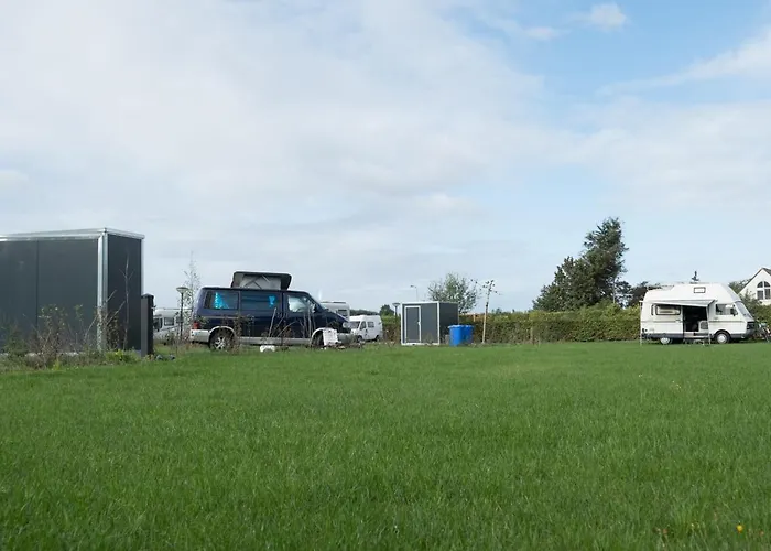 Lege kampeerplek voor tenten, caravans en campers