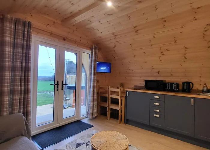 Lois' Pod With Hot Tub, Near Airport