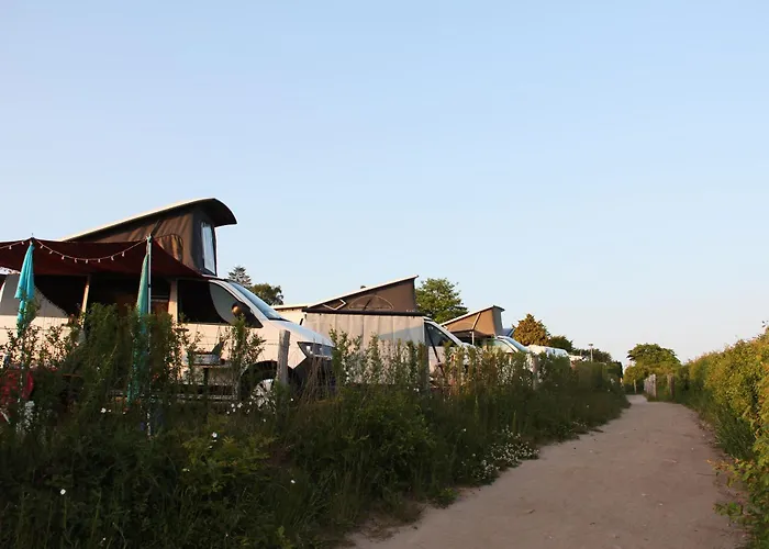 Marilyn - Glamping im Mercedes DüDo auf Camping Seeblick