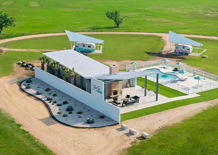 Blue Skies Resort - Glamping - Pool - Fireplace