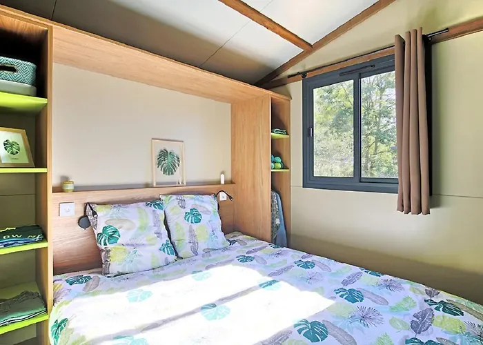 Camping Parc d'Audinac les Bains 3 étoiles - Piscine chauffée - Vue montagne