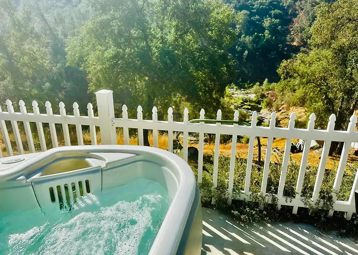 Happy Hedgehog River Views Hot Tub Private
