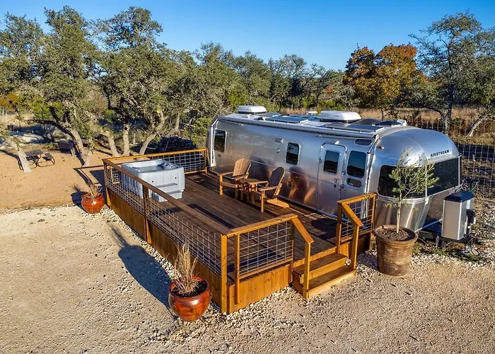 Airstream Getaway - Hot Tub & Fire Pit