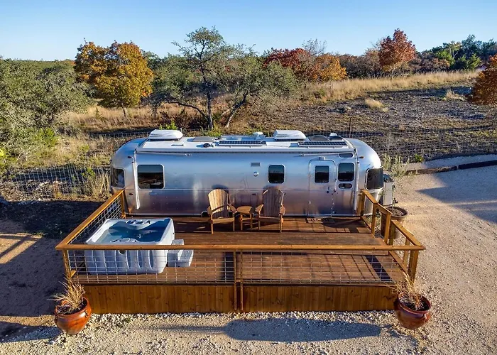Airstream Getaway - Hot Tub & Fire Pit