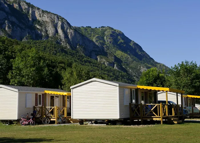 Camping Familial - Parc Aquatique - Grande Aire de Jeux à la Montagne