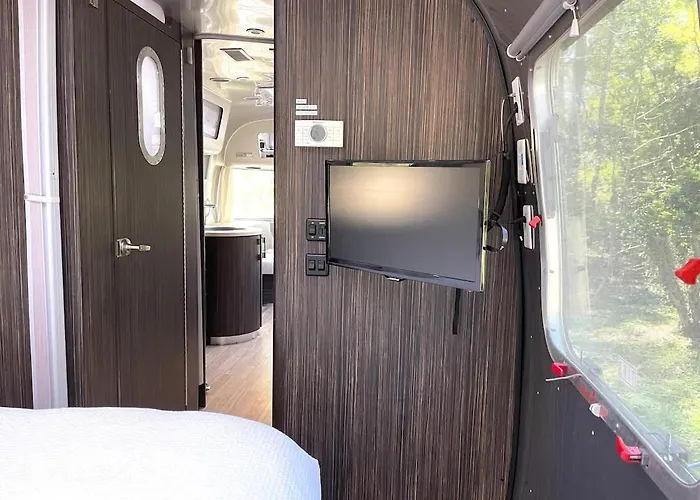 Silver Belle Airstream Glamper Near Tybee & City