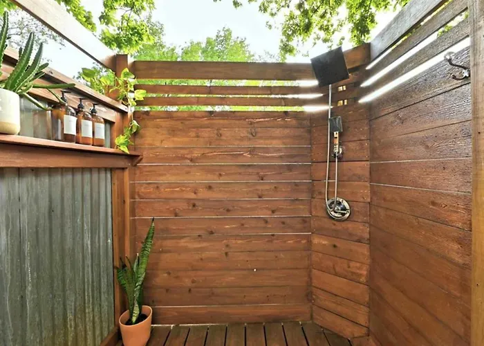 Retro Motorhome - Epic Outdoor Shower And Firepit