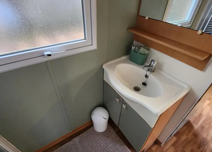 Mobilhome les pieds dans l eau avec piscine