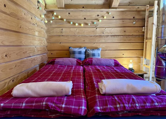 Schwarzwald Romantikhütte - Zweisamkeit - mit Bettwäsche, Handtücher und Holz