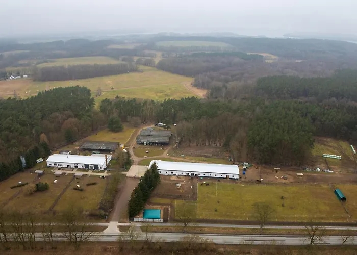 Wohnwagen auf Tierschutz Landhof inmitten der Natur