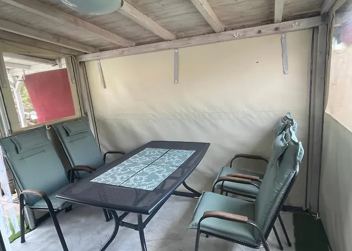 Campingplatz Wohnwagen mit Vorzelt