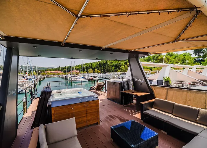 Floating House Bravia