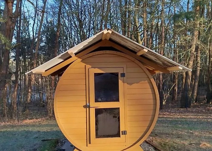 Heller Wohnwagen auf Tierschutz Landhof inmitten der Natur