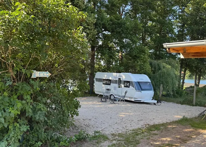 Wohnwagen direkt am See auf privatem Grundstück
