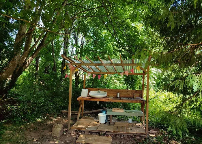 Roulotte au pied des volcans, cuisine et sdb de plein air