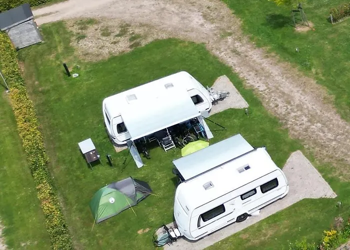 Lege kampeerplek voor tenten, caravans en campers