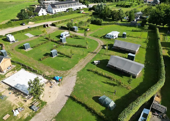 Lege kampeerplek voor tenten, caravans en campers
