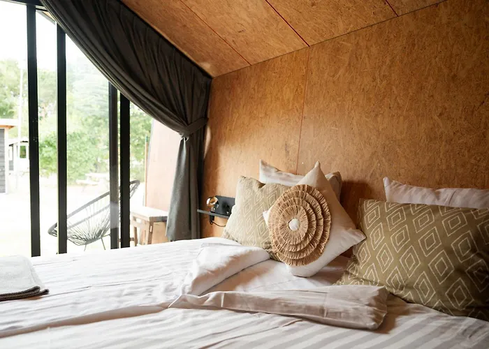 Tenthuisje in het groen, een suite met eigen badkamer