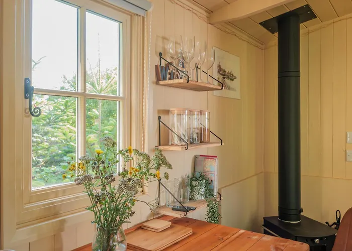 Hill Top Hideaway Shepherds Hut With Hot Tub