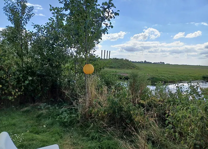 Kleurrijke retro contructam caravan vlakbij het Sneekermeer