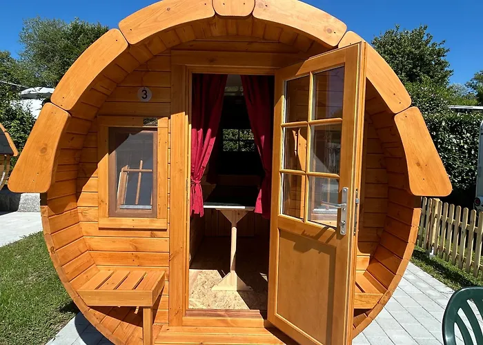 Schlaf-Fässer am Campingplatz Lienheim