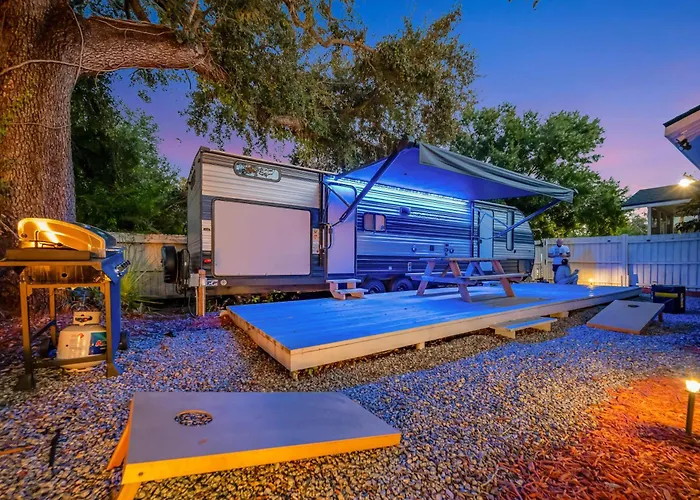 The Backyard Glampground - Camper Fire Pit & Games