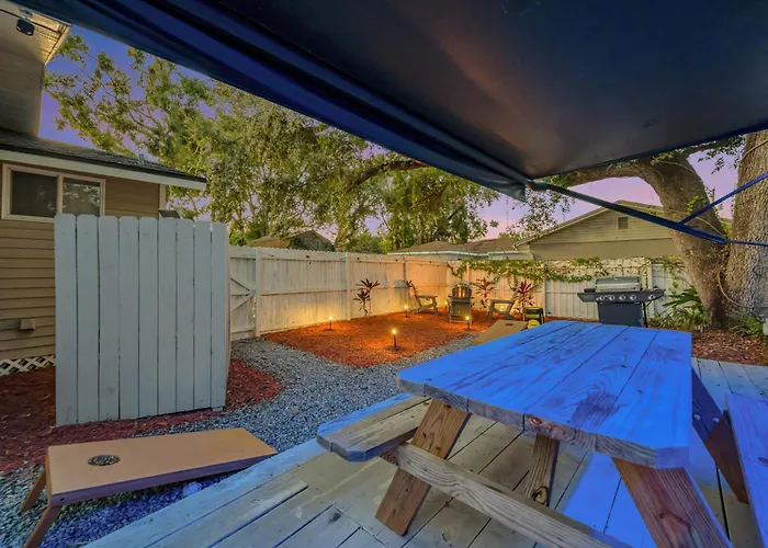 The Backyard Glampground - Camper Fire Pit & Games