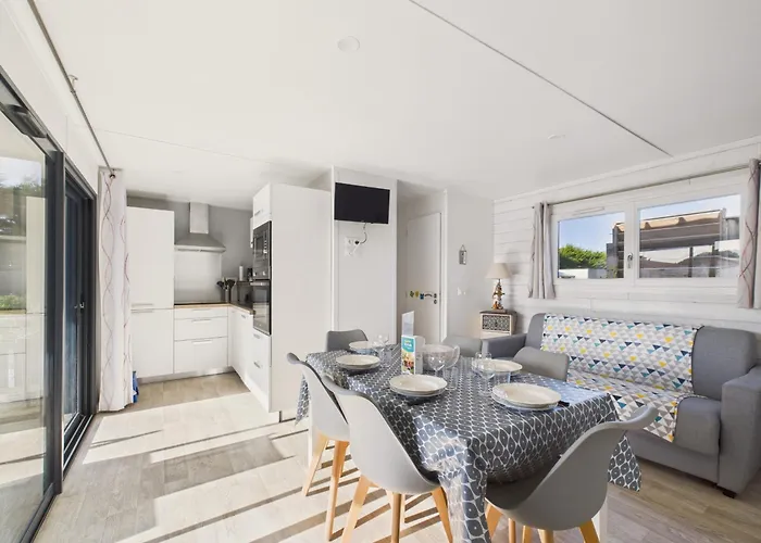 Un cottage version moderne, dans un domaine avec piscine