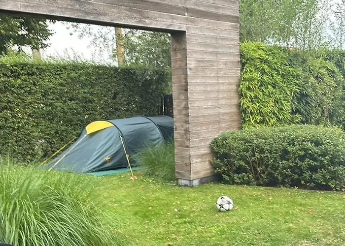 La Maison Noire Au Coin