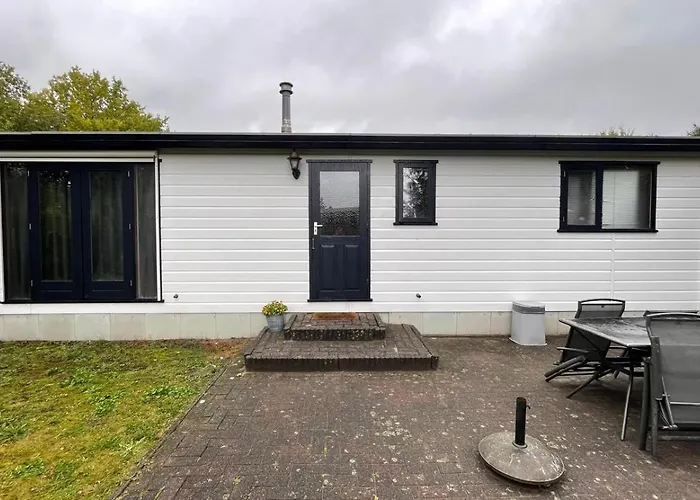 Geniet van rust en privacy in onze gezellige chalet op familiecamping De Tien Heugten in Drenthe