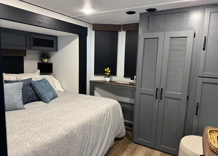 Extra Large 4 Bedroom With Two Full Bath Glamping Rv With Golf Cart