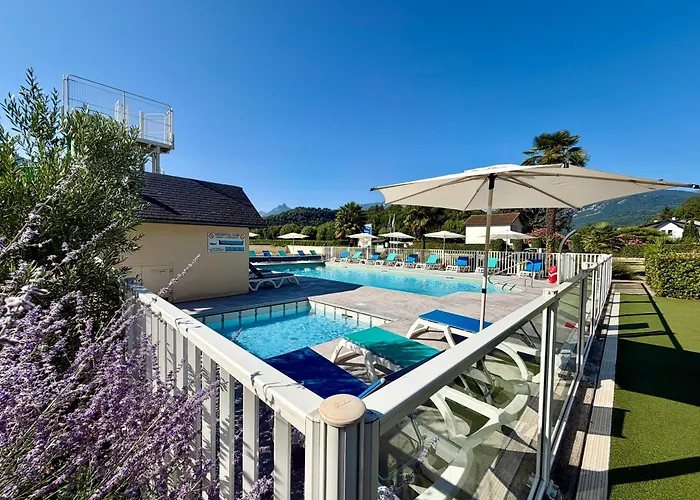 Camping Familial - Parc Aquatique - Grande Aire de Jeux à la Montagne
