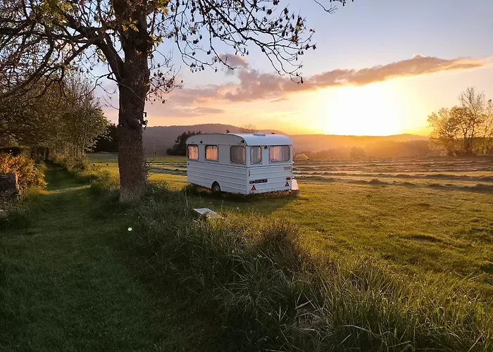 Caravane Vintage insolite avec jacuzzi au calme