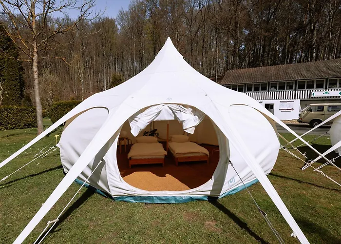 Glampingzelt auf Naturcampingplatz im Wald