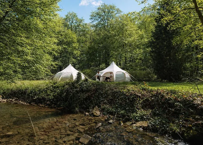 Glampingzelt auf Naturcampingplatz im Wald
