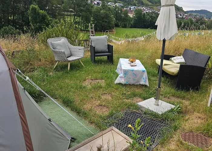 Naturcamping Igluzelt mit Hund im Privatgarten