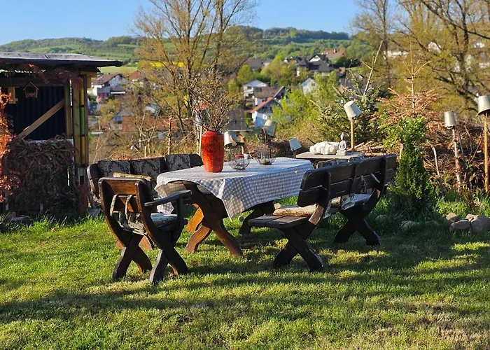 Naturcamping Igluzelt mit Hund im Privatgarten