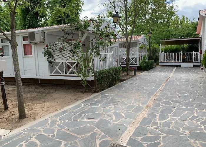 Bungalows & Albergue La Playa